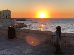 ガリポリにあるSibillinaの海上の夕日