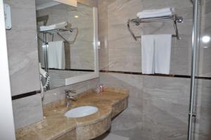 A bathroom at Kleopatra Micador Otel