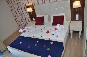 A bed or beds in a room at Kleopatra Micador Otel