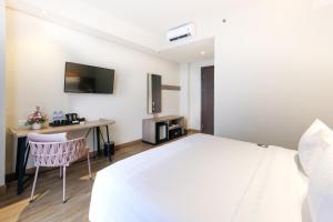 Postel nebo postele na pokoji v ubytování Luminor Hotel Jakarta Kota By WH