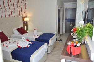 A bed or beds in a room at Kleopatra Micador Otel
