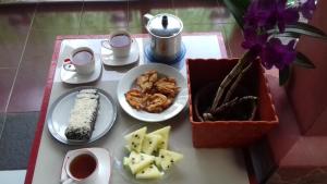 Belitung Backpacker في تانجونج باندان: طاولة مليئة بأطباق الطعام على طاولة