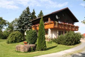 une maison avec un balcon sur le côté de celle-ci dans l'établissement Gästehaus Philipp, à Mehlmeisel