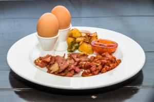 Comida en o cerca de este hotel