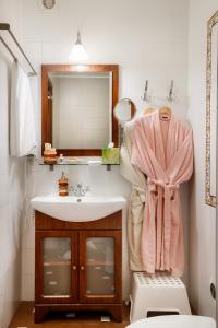 y baño con lavabo y espejo. en Hotel Sverdlova 27, en Yekaterinburg
