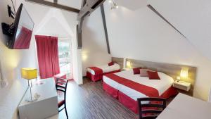 Postel nebo postele na pokoji v ubytování Hôtel de France Contact-Hôtel