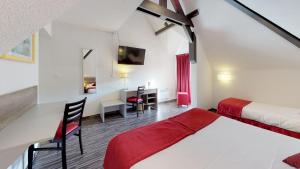 Postel nebo postele na pokoji v ubytování Hôtel de France Contact-Hôtel