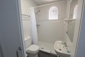 バルセロナにあるオスタリン バルセロナ グラン ビアのトイレと洗面台を備えた白いバスルーム +57枚の写真