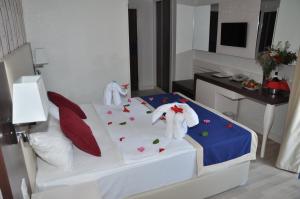 A bed or beds in a room at Kleopatra Micador Otel