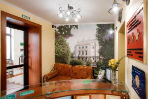 una habitación con sofá y una pintura de un edificio en Hotel Sverdlova 27, en Yekaterinburg