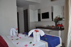 A bed or beds in a room at Kleopatra Micador Otel