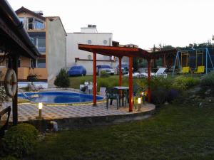 Bazén v ubytování Guest House Evin Rai nebo v jeho okolí