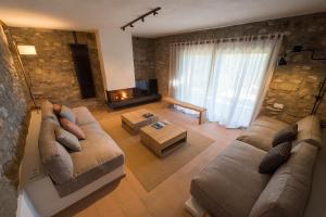 uma sala de estar com um sofá e uma mesa de centro em La Piconera (Petit Luxe) em Osor