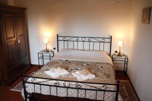 Postel nebo postele na pokoji v ubytování Podere Fichereto Tuscany Apartment in Florence countryside