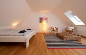 En eller flere senge i et værelse på Ferienwohnung Fördepanorama in Flensburg, Sonwik