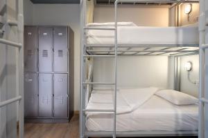 pokój z łóżkiem piętrowym z 2 łóżkami piętrowymi w obiekcie Sailomyen Hostel w mieście Wientian
