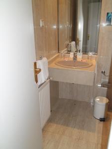 A bathroom at Hotel Escuela Madrid
