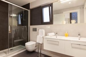 Koupelna v ubytování Akira Flats Urgell apartment + 17 fotografií
