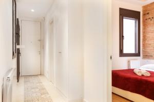 Postel nebo postele na pokoji v ubytování Akira Flats Urgell apartment