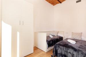 バルセロナにあるAkira Flats Urgell apartmentのベッドルーム1室(ベッド2台付)