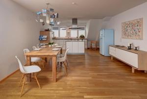 eine Küche und ein Esszimmer mit einem Tisch und Stühlen in der Unterkunft Ferienwohnung Fördepanorama in Flensburg, Sonwik in Flensburg