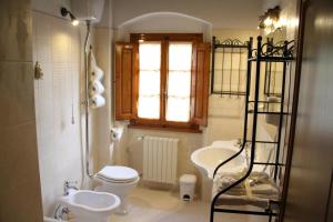 Phòng tắm tại Podere Fichereto Tuscany apartment in Florence countryside