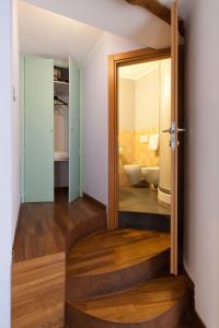 a room with a door leading to a bathroom at L'Ancora in Riomaggiore