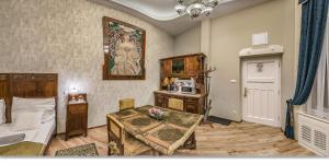ブダペストにあるBudapest Art Nouveau Apartmentのベッド1台とテーブルが備わる部屋