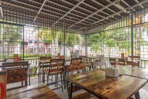 Restaurace v ubytování RedDoorz at Jalan Babepalar Rike Manado