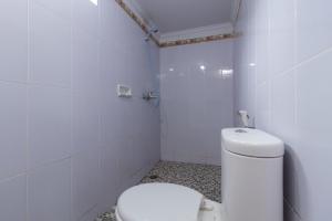 Koupelna v ubytování RedDoorz at Jalan Babepalar Rike Manado + 11 fotografií