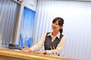 三好市にあるサンリバー大歩危の社内の机に腰掛けている女性