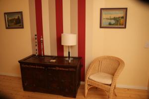 a room with a desk with a lamp and a chair at Ferienapartment Alpakas am Schloss in Hamminkeln