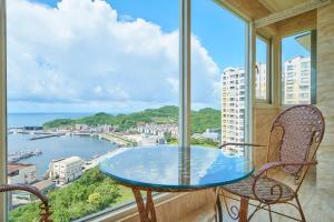un tavolo su un balcone con vista sull'acqua di Sea Keelung 61 a Keelung