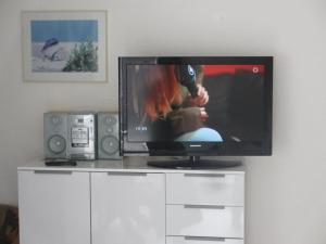 En TV eller et underholdningssystem på Fewo-Freiburg Altstadt