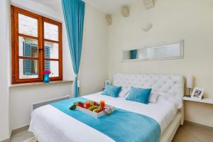 um quarto com uma cama com uma tigela de fruta em La Dolce Vita Apartments em Kotor