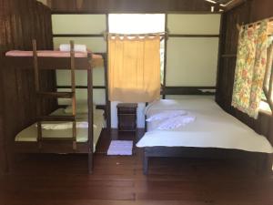 Una cama o camas cuchetas en una habitación  de Sukia Hostel