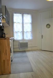 an empty kitchen with a window and a stove at Les Clochers d'Or in Chartres