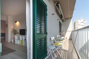 Habitación con balcón y puerta verde. en Luxury apartment Lucy in center with amazing sea-view en Split