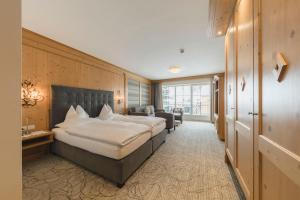 Posteľ alebo postele v izbe v ubytovaní Hotel Schwarzer Adler - Sport & Spa