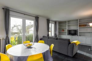 sala de estar con mesa y sofá en 2 bed House near Disneyland Paris, en Montry