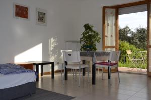 a bedroom with a dining room table and chairs at Via Dante 10 Apartment in Sirolo