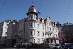 budynek z wieżą zegarową na górze w obiekcie Hotel Villa Carlton - Adults Only w mieście Salzburg