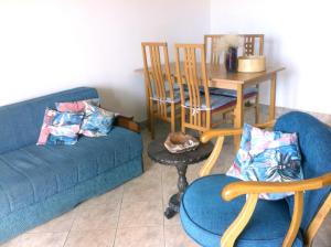 sala de estar con sofá, sillas y mesa en Apartment Stinica 31b, en Jablanac