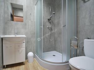 La salle de bains est pourvue d'une douche, de toilettes et d'un lavabo. dans l'établissement Dom Wypoczynkowy przy Szlaku OJCÓW, à Ojców