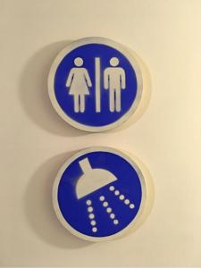 um sinal azul com um homem e uma mulher e uma flecha em American Dream em Nova York