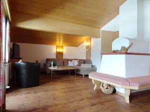 een woonkamer met een bank en een tafel bij Sonnblick in Ehrwald
