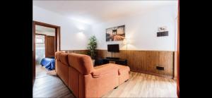 a living room with a couch and a television at Casa Cora Con Jacuzzi in Breña Baja