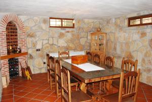 a dining room with a wooden table and chairs at casa rural La Gabina in Muñogalindo +16 photos