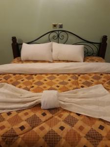 Een bed of bedden in een kamer bij Palm Airport Suites