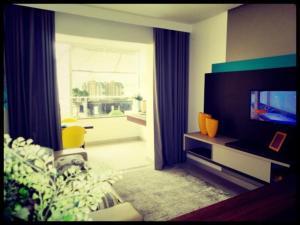 a living room with a television and a window at Apartamento no Olimpia Park Resort in Olímpia